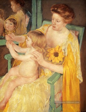  tournesol Tableaux - Mère portant un tournesol sur sa robe mères des enfants Mary Cassatt